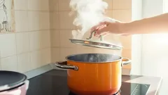 Çorba Pişerken Tencerenin Kapağı Kapalı mı Açık mı Olmalı? Şeflerden Kesin Yanıt