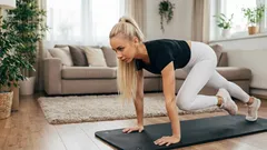 Sadece 10 Dakikada Yağ Yakan ve Karın Kaslarını Güçlendiren En Etkili Egzersiz