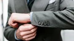 Ceket Kollarındaki İşe Yaramaz Düğmeler Neden Var? Bunu Büyük İhtimalle Bilmiyorsunuz