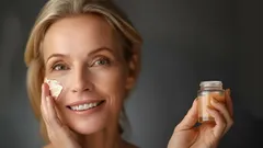 Sadece Etkisiz Değil, Zararlı da Olabilir: 40 Yaş Sonrası İşe Yaramayan Kozmetik Ürünler